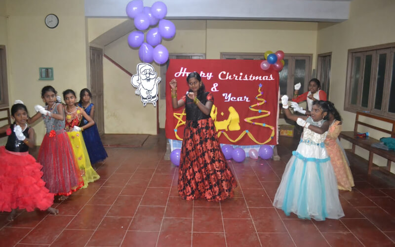 Group Dance by Kovilmedu Night School Children