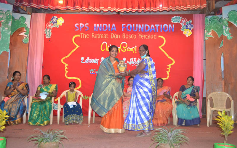 Felicitating Chief Guest Dr. V. Priyadharshini MBBS, Medical Officer Vazhavanthi