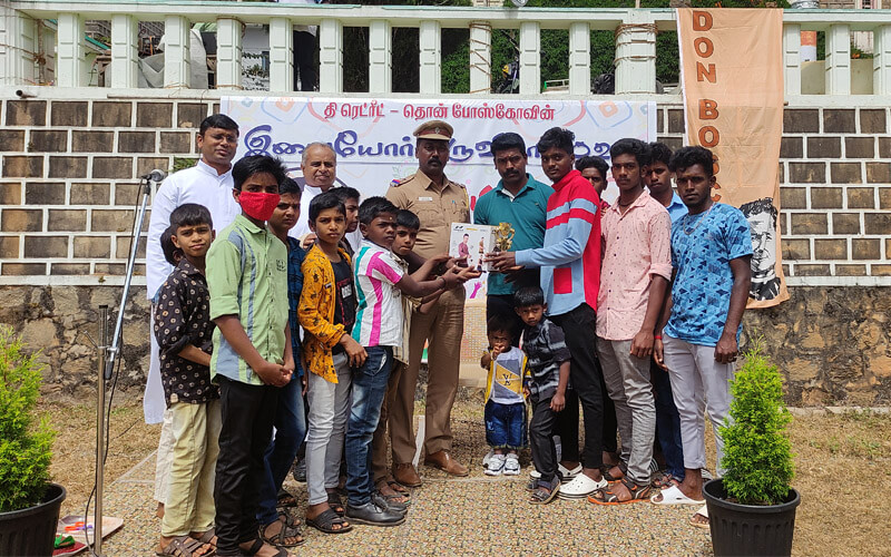 Presenting Momento To Vellakadai Oratory - Winners of The Volley Ball Tournament